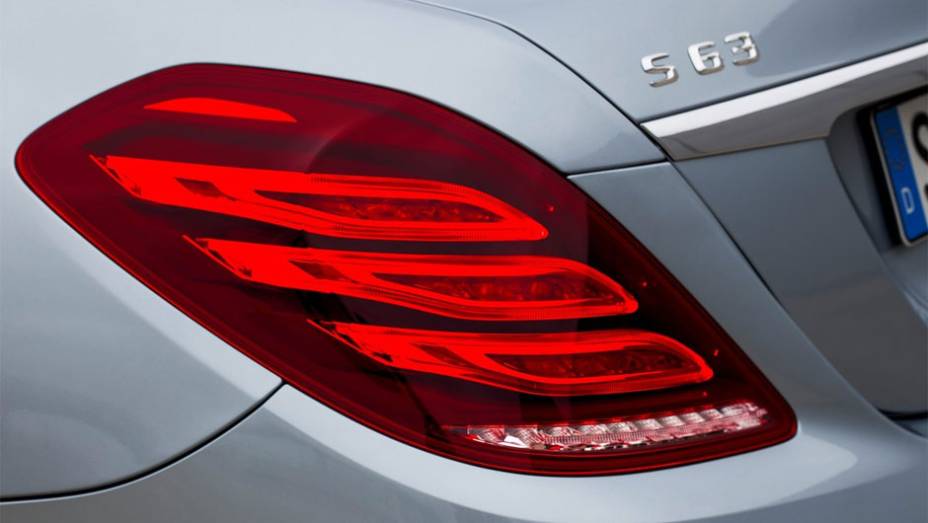 Detalhe da lanterna traseira | <a href="https://beta-develop.quatrorodas.abril.com.br/saloes/frankfurt/2013/mercedes-benz-s63-amg-751703.shtml" rel="migration">Leia mais</a> Detalhe da lanterna traseira | <a href="https://beta-develop.quatrorodas.abril.com.br/saloes/frankfurt/2013/mercedes-benz-s63-amg-751703.shtml" rel="migration">Leia mais</a>