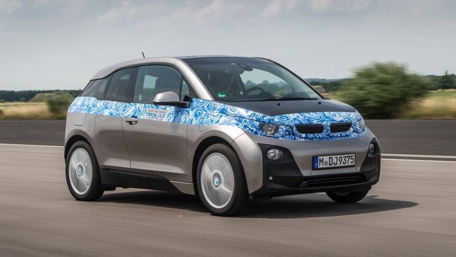 A montadora alemã revelou que o modelo será vendido no mercado britânico por 26.910 libras esterlinas | <a href="https://beta-develop.quatrorodas.abril.com.br/noticias/fabricantes/bmw-revela-fotos-informacoes-i3-747627.shtml" rel="migration">Leia mais</a> A montadora alemã revelou que o modelo será vendido no mercado britânico por 26.910 libras esterlinas | <a href="https://beta-develop.quatrorodas.abril.com.br/noticias/fabricantes/bmw-revela-fotos-informacoes-i3-747627.shtml" rel="migration">Leia mais</a>