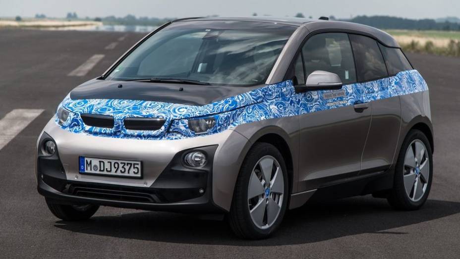 A BMW divulgou informações técnicas, preços e fotos com pouca camuflagem do i3 | <a href="https://beta-develop.quatrorodas.abril.com.br/noticias/fabricantes/bmw-revela-fotos-informacoes-i3-747627.shtml" rel="migration">Leia mais</a>