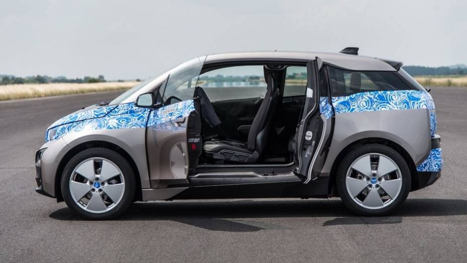 O início das vendas está programado para o segundo trimestre de 2014 | <a href="https://beta-develop.quatrorodas.abril.com.br/noticias/fabricantes/bmw-revela-fotos-informacoes-i3-747627.shtml" rel="migration">Leia mais</a> O início das vendas está programado para o segundo trimestre de 2014 | <a href="https://beta-develop.quatrorodas.abril.com.br/noticias/fabricantes/bmw-revela-fotos-informacoes-i3-747627.shtml" rel="migration">Leia mais</a>