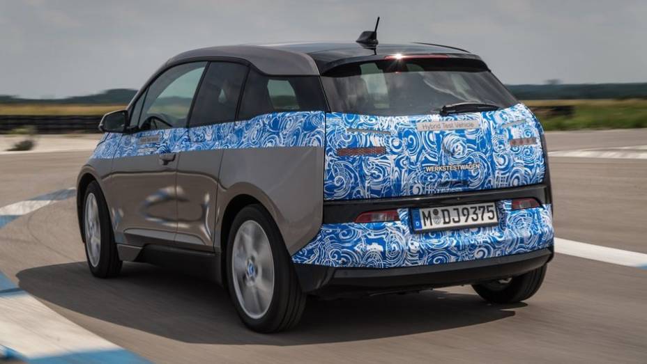 Esses valores correspondem à versão de entrada do i3, equipada com motor elétrico de 170 cavalos de potência e 25,4 kgfm de torque | <a href="https://beta-develop.quatrorodas.abril.com.br/noticias/fabricantes/bmw-revela-fotos-informacoes-i3-747627.shtml" rel="migration">Leia mais</a> Esses valores correspondem à versão de entrada do i3, equipada com motor elétrico de 170 cavalos de potência e 25,4 kgfm de torque | <a href="https://beta-develop.quatrorodas.abril.com.br/noticias/fabricantes/bmw-revela-fotos-informacoes-i3-747627.shtml" rel="migration">Leia mais</a>