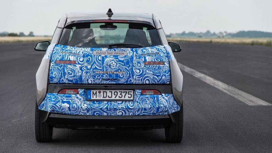 O carro também conta com bateria de íon-lítio de 22 kWh, possibilitando autonomia de até 160 km. | <a href="https://beta-develop.quatrorodas.abril.com.br/noticias/fabricantes/bmw-revela-fotos-informacoes-i3-747627.shtml" rel="migration">Leia mais</a>