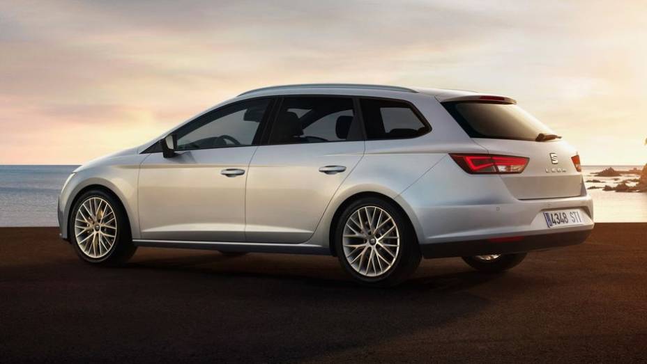 Pelo que pode ser visto nas imagens, ela foi modificada com o intuito de ganhar mais espa&ccedil;o de carga | <a href="https://beta-develop.quatrorodas.abril.com.br/saloes/frankfurt/2013/seat-leon-st-752095.shtml" rel="migration">Leia mais</a>