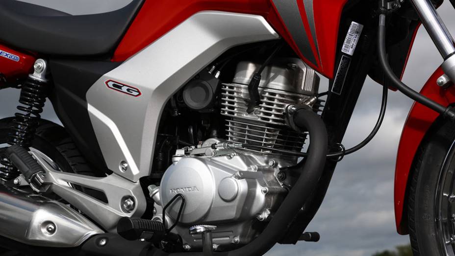 A linha CG 150 apresenta o motor OHC de 149,2 cm³ e quatro tempos com sistema Flex | <a href="https://beta-develop.quatrorodas.abril.com.br/moto/noticias/honda-lanca-cg-2014-totalmente-renovada-748587.shtml" rel="migration">Leia mais</a>