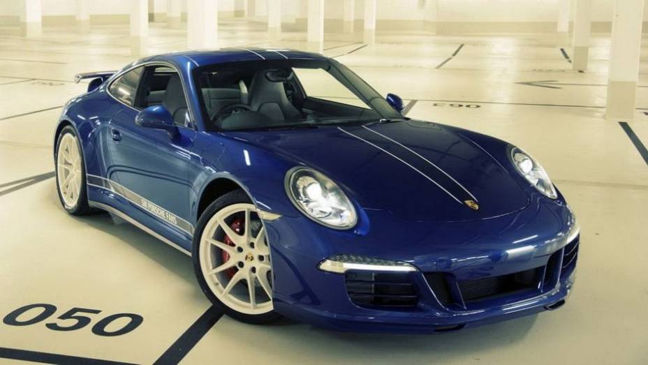 A Porsche revelou nessa segunda-feira (5) uma edição especial e única do 911 | <a href="https://beta-develop.quatrorodas.abril.com.br/noticias/fabricantes/porsche-celebra-5-milhoes-fas-facebook-911-especial-748940.shtml" rel="migration">Leia mais</a>