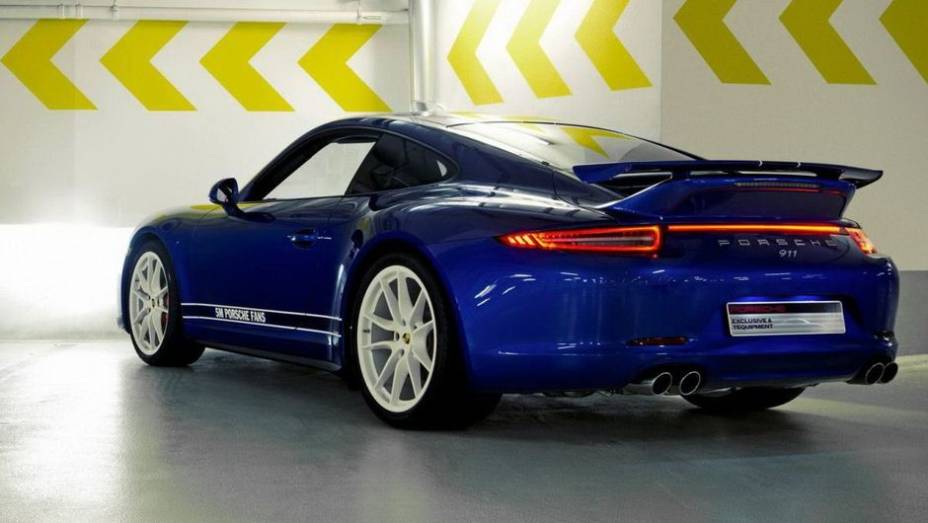 A cor de carroceria do modelo é azul, similar à tonalidade original da rede social, com alguns detalhes em branco | <a href="https://beta-develop.quatrorodas.abril.com.br/noticias/fabricantes/porsche-celebra-5-milhoes-fas-facebook-911-especial-748940.shtml" rel="migration"></a>