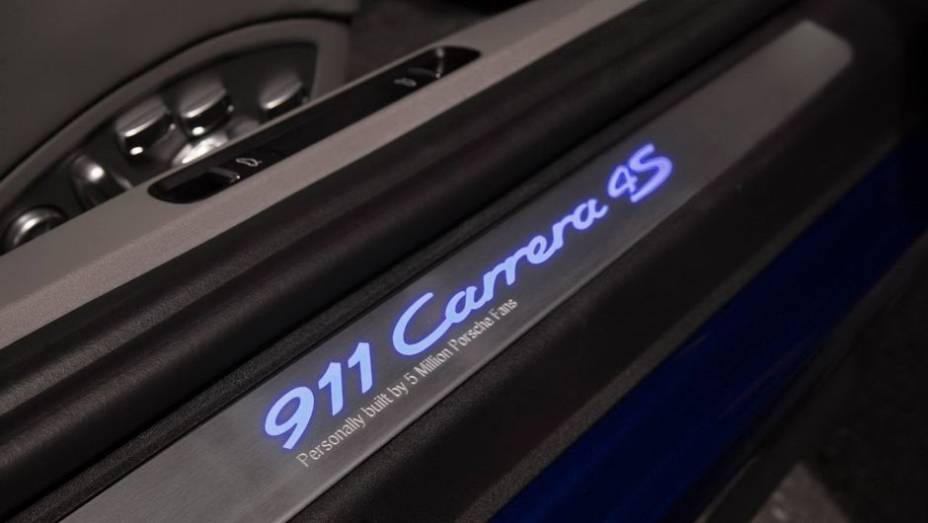 Há inscrição interna especial "Fabricado pessoalmente por 5 milhões de fãs da Porsche" | <a href="https://beta-develop.quatrorodas.abril.com.br/noticias/fabricantes/porsche-celebra-5-milhoes-fas-facebook-911-especial-748940.shtml" rel="migration">Leia mais</a>