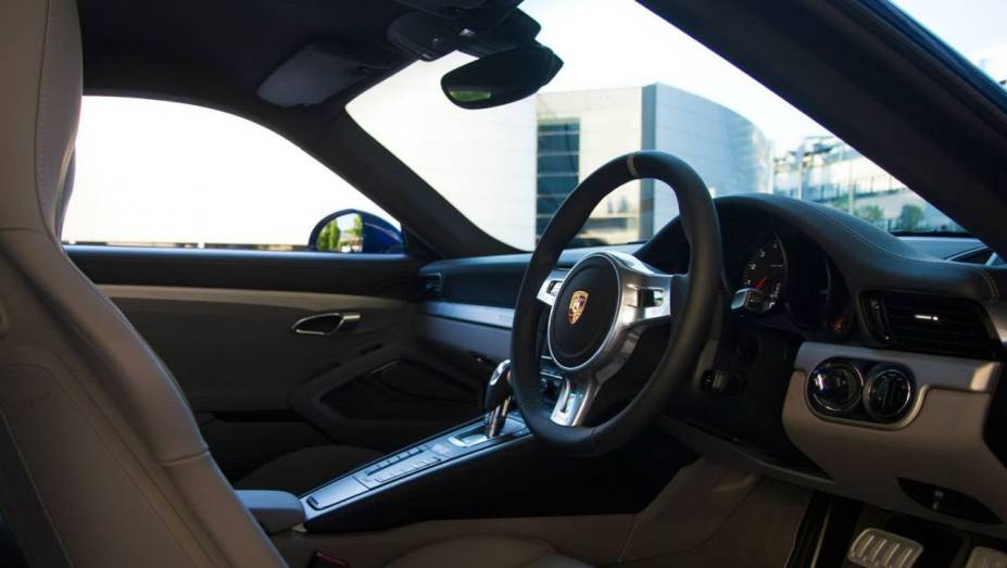 Não há qualquer modificação mecânica no 911 Carrera 4S Facebook Especial | <a href="https://beta-develop.quatrorodas.abril.com.br/noticias/fabricantes/porsche-celebra-5-milhoes-fas-facebook-911-especial-748940.shtml" rel="migration">Leia mais</a>