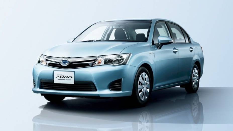 ...e o Corolla Axio Hybrid (sed&atilde;) | <a href="https://beta-develop.quatrorodas.abril.com.br/noticias/fabricantes/toyota-apresenta-novos-corollas-hibridos-japao-749123.shtml" rel="migration">Leia mais</a>