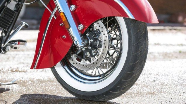 Freios a disco com ABS de s&eacute;rie | <a href="https://beta-develop.quatrorodas.abril.com.br/moto/noticias/indian-chief-classic-2014-749944.shtml" rel="migration">Leia mais</a>