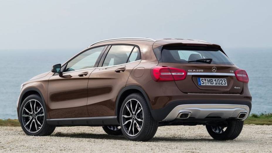 ...rodas maiores, escape duplo, spoiler traseiro e com o interior quase idêntico | <a href="https://beta-develop.quatrorodas.abril.com.br/saloes/frankfurt/2013/mercedes-benz-gla-752127.shtml" rel="migration">Leia mais</a>