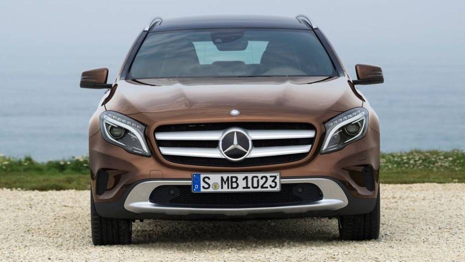 Os motores a gasolina incluem as versões 1.6 l com 156 cv, no GLA 200, e 2.0 l com 211 cv, no GLA 250 | <a href="https://beta-develop.quatrorodas.abril.com.br/saloes/frankfurt/2013/mercedes-benz-gla-752127.shtml" rel="migration">Leia mais</a>