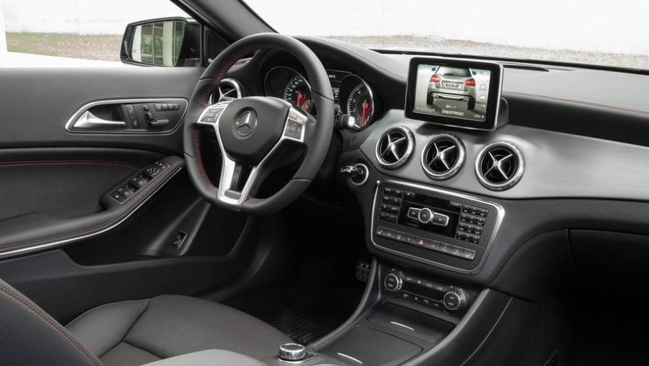 O GLA 250 equipado com o câmbio 4MATIC, segundo a Mercedes-Benz, fará de 0 a 100 km/h em 6,5 segundos, antes de alcançar uma velocidade máxima de 233 km/h | <a href="https://beta-develop.quatrorodas.abril.com.br/saloes/frankfurt/2013/mercedes-benz-gla-752127.shtml" rel="migration">Lei</a>