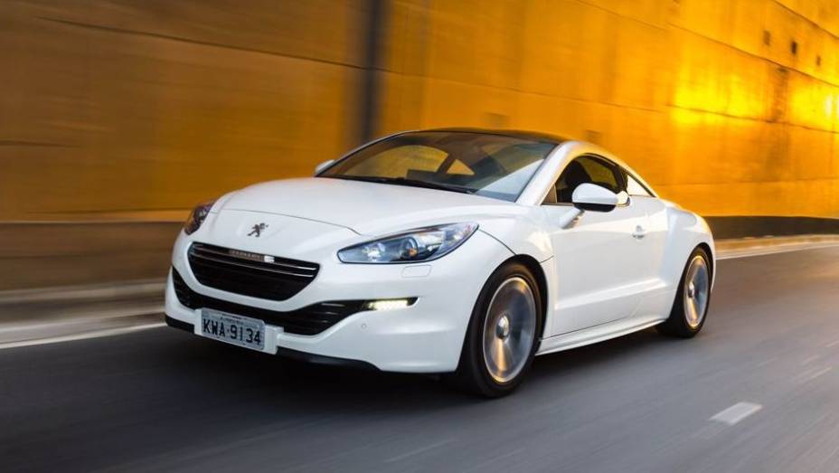 Passando a adotar a nova identidade visual da montadora francesa, o coupé esportivo será comercializado em versão única de acabamento no País, saindo por R$ 132.990 | <a href="https://beta-develop.quatrorodas.abril.com.br/noticias/fabricantes/peugeot-traz-novo-rcz-ao-b" rel="migration"></a> Passando a adotar a nova identidade visual da montadora francesa, o coupé esportivo será comercializado em versão única de acabamento no País, saindo por R$ 132.990 | <a href="https://beta-develop.quatrorodas.abril.com.br/noticias/fabricantes/peugeot-traz-novo-rcz-ao-b" rel="migration"></a>