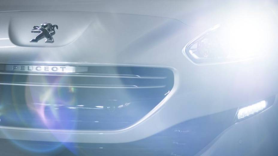 As principais altera&ccedil;&otilde;es visuais est&atilde;o na dianteira, com grade frontal reformulada, far&oacute;is bixen&ocirc;nio direcionais com m&aacute;scara negra e seis LEDs | <a href="https://beta-develop.quatrorodas.abril.com.br/noticias/fabricantes/peugeot-traz-novo-rcz-ao-brasil-749989.shtml" rel="migration">Le</a>