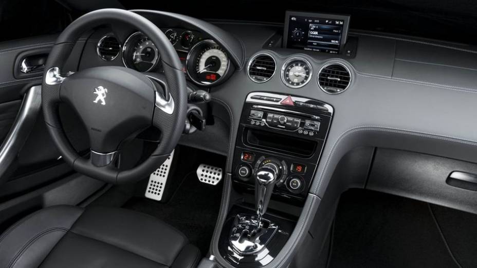Tr&ecirc;s cores de carroceria est&atilde;o dispon&iacute;veis para o RCZ: preta (Perla Nera) e vermelha (Erythr&eacute;e), metalizadas, e branca (Nacr&eacute;), perolizada | <a href="https://beta-develop.quatrorodas.abril.com.br/noticias/fabricantes/peugeot-traz-novo-rcz-ao-brasil-749989.shtml" rel="migration">Leia m</a>