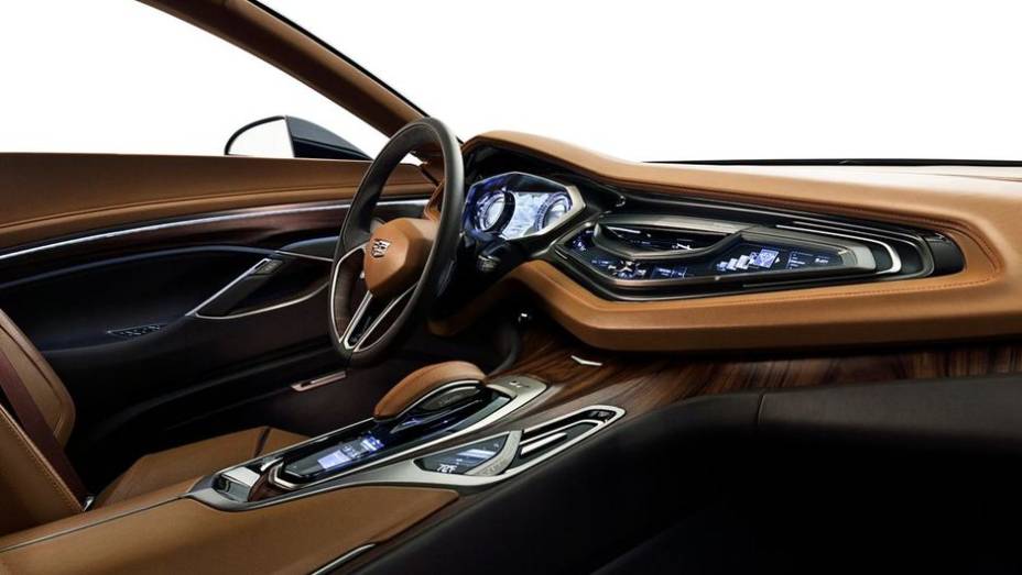 O console central &eacute; elevado, os banco s&atilde;o esportivos e revestidos em couro caramelo, assim como outras partes da cabine | <a href="https://beta-develop.quatrorodas.abril.com.br/noticias/fabricantes/cadillac-elmiraj-concept-revelado-750167.shtml" rel="migration">Leia mais</a>