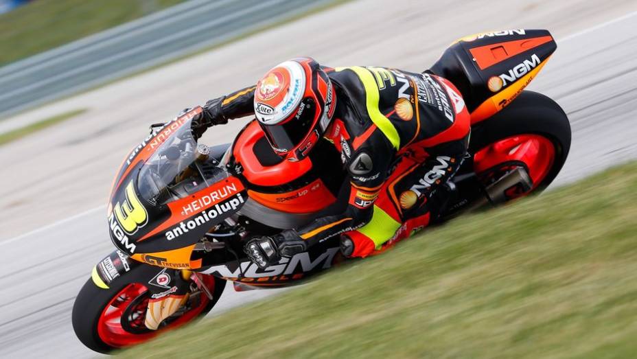 Na Moto2, Simone Corsi (NGM Mobile Racing) foi o mais rápido do dia | <a href="https://beta-develop.quatrorodas.abril.com.br/moto/noticias/motogp-marquez-lidera-1-2-honda-sexta-feira-750256.shtml" rel="migration">Leia mais</a>