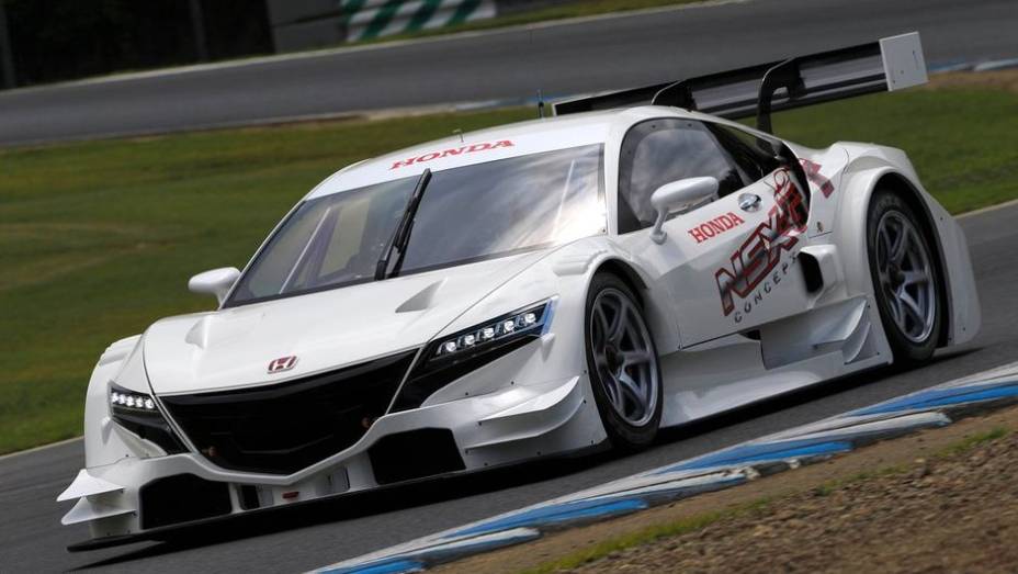 Trata-se do Acura/Honda NSX concept numa versão voltada para as pistas... | <a href="https://beta-develop.quatrorodas.abril.com.br/noticias/fabricantes/honda-revela-nsx-concept-gt-750208.shtml" rel="migration">Leia mais</a>