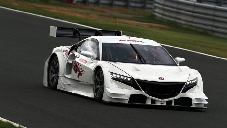 O modelo est&aacute; plenamente adaptado ao regulamento j&aacute; de 2014 da competi&ccedil;&atilde;o e da Federa&ccedil;&atilde;o Japonesa de Automobilismo | <a href="https://beta-develop.quatrorodas.abril.com.br/noticias/fabricantes/honda-revela-nsx-concept-gt-750208.shtml" rel="migration">Leia mais</a>