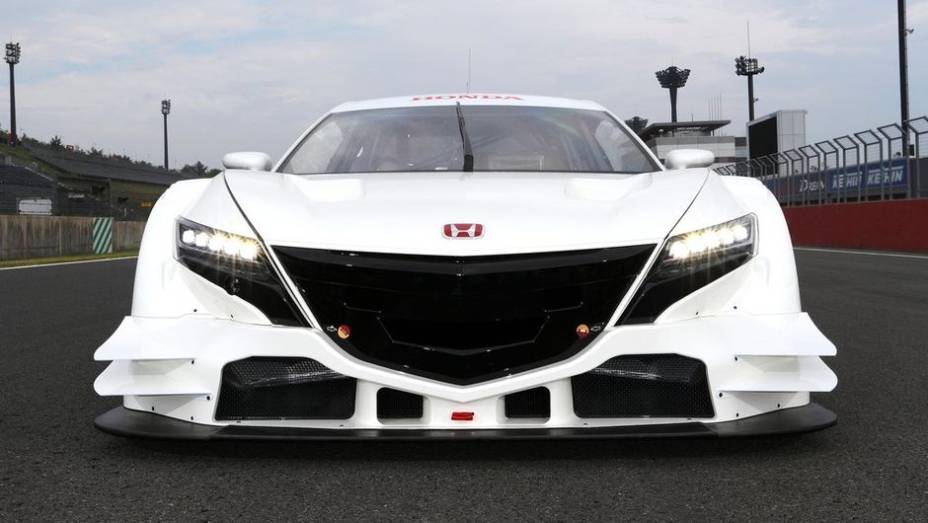 Vale lembrar que a versão de produção do Acura NSX deve ser lançada apenas em 2015 | <a href="https://beta-develop.quatrorodas.abril.com.br/noticias/fabricantes/honda-revela-nsx-concept-gt-750208.shtml" rel="migration">Leia mais</a>