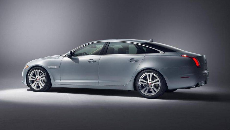 O carro conta com poucas mudanças externas - basicamente, a introdução de novas rodas de liga-leve de 18 polegadas - e muitas novidades internas | <a href="https://beta-develop.quatrorodas.abril.com.br/noticias/fabricantes/jaguar-revela-xj-2014-750619.shtml" rel="migration"></a> O carro conta com poucas mudanças externas - basicamente, a introdução de novas rodas de liga-leve de 18 polegadas - e muitas novidades internas | <a href="https://beta-develop.quatrorodas.abril.com.br/noticias/fabricantes/jaguar-revela-xj-2014-750619.shtml" rel="migration"></a>
