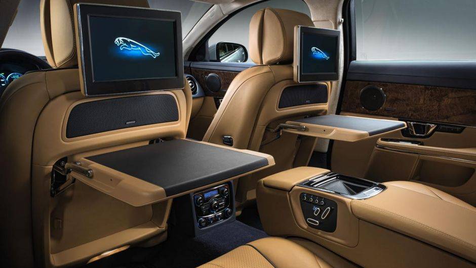 Em termos tecnológicos, o pacote Rear Seat Entertainment agrega duas telas sensíveis ao toque de 10,2 polegadas, que comportam tocador de DVD, TV digital ou qualquer mídia externa | <a href="https://beta-develop.quatrorodas.abril.com.br/noticias/fabricantes/jaguar-reve" rel="migration"></a> Em termos tecnológicos, o pacote Rear Seat Entertainment agrega duas telas sensíveis ao toque de 10,2 polegadas, que comportam tocador de DVD, TV digital ou qualquer mídia externa | <a href="https://beta-develop.quatrorodas.abril.com.br/noticias/fabricantes/jaguar-reve" rel="migration"></a>