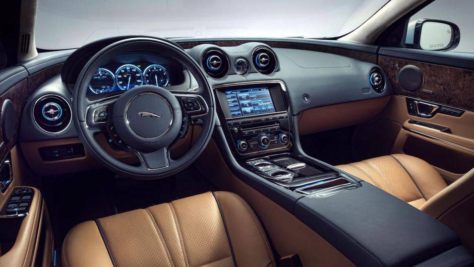 As opções de motorização são as mesmas do modelo anterior, mas o 2.0 turbo de quatro cilindros agora conta com sistema Start/Stop | <a href="https://beta-develop.quatrorodas.abril.com.br/noticias/fabricantes/jaguar-revela-xj-2014-750619.shtml" rel="migration">Leia mais</a> As opções de motorização são as mesmas do modelo anterior, mas o 2.0 turbo de quatro cilindros agora conta com sistema Start/Stop | <a href="https://beta-develop.quatrorodas.abril.com.br/noticias/fabricantes/jaguar-revela-xj-2014-750619.shtml" rel="migration">Leia mais</a>