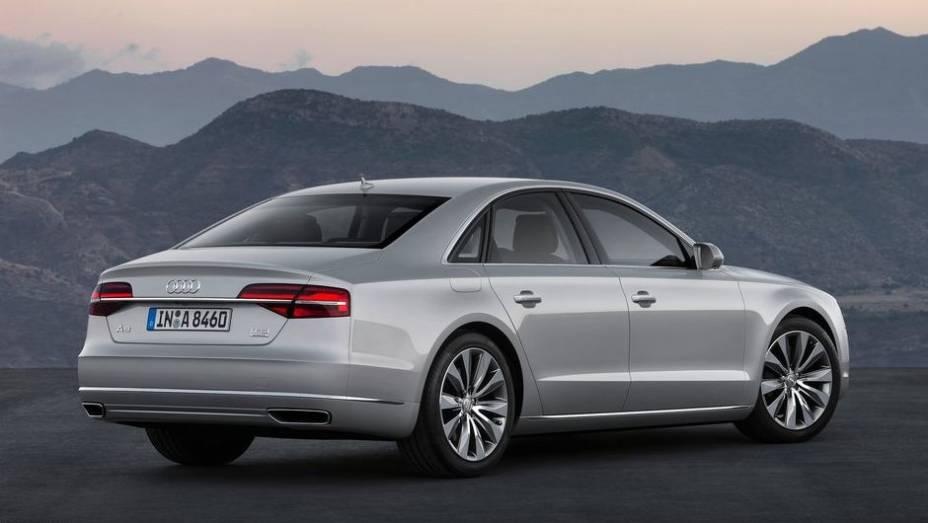 Os modelos chegarão ao mercado europeu em novembro deste ano, com preços partindo de 74,5 mil euros na Alemanha | <a href="https://beta-develop.quatrorodas.abril.com.br/saloes/frankfurt/2013/audi-a8-2014-753145.shtml" rel="migration">Leia mais</a> Os modelos chegarão ao mercado europeu em novembro deste ano, com preços partindo de 74,5 mil euros na Alemanha | <a href="https://beta-develop.quatrorodas.abril.com.br/saloes/frankfurt/2013/audi-a8-2014-753145.shtml" rel="migration">Leia mais</a>