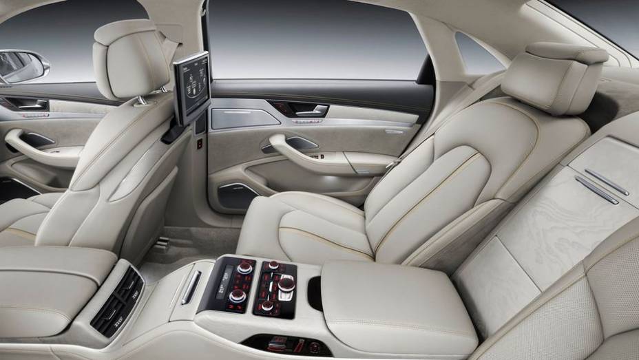 Falando sobre o interior do carro, os bancos dianteiros são ventilados e contam com a função "Massagem", bem como ajustes elétricos gerais (A8 e A8L) | <a href="https://beta-develop.quatrorodas.abril.com.br/saloes/frankfurt/2013/audi-a8-2014-753145.shtml" rel="migration">Leia mais</a> Falando sobre o interior do carro, os bancos dianteiros são ventilados e contam com a função "Massagem", bem como ajustes elétricos gerais (A8 e A8L) | <a href="https://beta-develop.quatrorodas.abril.com.br/saloes/frankfurt/2013/audi-a8-2014-753145.shtml" rel="migration">Leia mais</a>