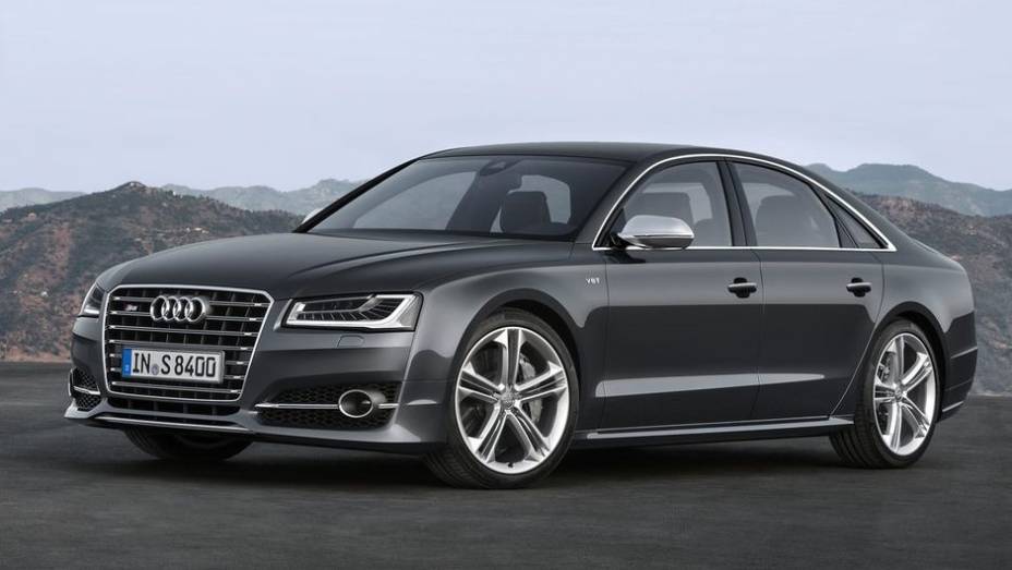 Quanto à motorização, diversas opções estão disponíveis. A inicial tem o 3.0 TFSI, de 310 cavalos de potência, e o S8 (foto), 4.0 TFSI configurado para 520 cv | <a href="https://beta-develop.quatrorodas.abril.com.br/saloes/frankfurt/2013/audi-a8-2014-753145.shtml" rel="migration">Leia</a> Quanto à motorização, diversas opções estão disponíveis. A inicial tem o 3.0 TFSI, de 310 cavalos de potência, e o S8 (foto), 4.0 TFSI configurado para 520 cv | <a href="https://beta-develop.quatrorodas.abril.com.br/saloes/frankfurt/2013/audi-a8-2014-753145.shtml" rel="migration">Leia</a>