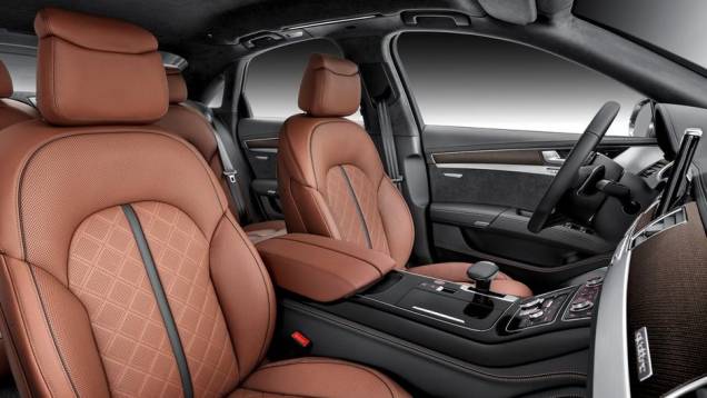Tomando como base o A8 equipado com motor 4.0 TFSI, o modelo acelera de 0 a 100 km/h em 4,5 segundos. O S8, por sua vez, faz o mesmo teste em 4,2 segundos | <a href="https://beta-develop.quatrorodas.abril.com.br/saloes/frankfurt/2013/audi-a8-2014-753145.shtml" rel="migration">Leia mai</a> Tomando como base o A8 equipado com motor 4.0 TFSI, o modelo acelera de 0 a 100 km/h em 4,5 segundos. O S8, por sua vez, faz o mesmo teste em 4,2 segundos | <a href="https://beta-develop.quatrorodas.abril.com.br/saloes/frankfurt/2013/audi-a8-2014-753145.shtml" rel="migration">Leia mai</a>