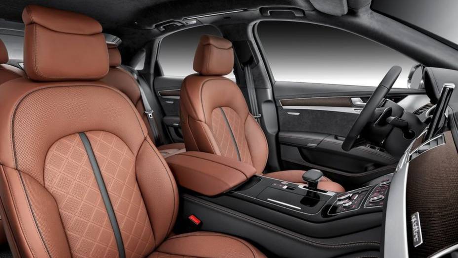 Tomando como base o A8 equipado com motor 4.0 TFSI, o modelo acelera de 0 a 100 km/h em 4,5 segundos. O S8, por sua vez, faz o mesmo teste em 4,2 segundos | <a href="https://beta-develop.quatrorodas.abril.com.br/saloes/frankfurt/2013/audi-a8-2014-753145.shtml" rel="migration">Leia mai</a> Tomando como base o A8 equipado com motor 4.0 TFSI, o modelo acelera de 0 a 100 km/h em 4,5 segundos. O S8, por sua vez, faz o mesmo teste em 4,2 segundos | <a href="https://beta-develop.quatrorodas.abril.com.br/saloes/frankfurt/2013/audi-a8-2014-753145.shtml" rel="migration">Leia mai</a>