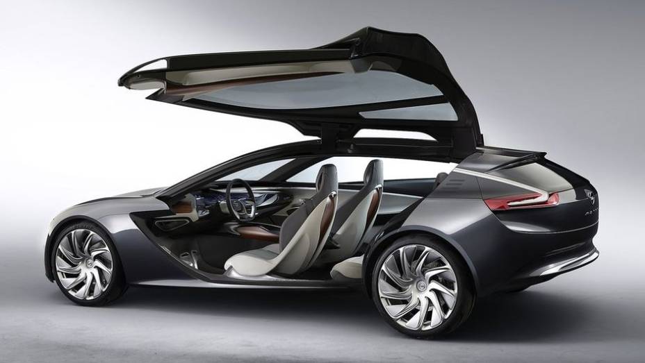 Por fora, o Monza concept mostra ser uma mescla de coup&eacute; com perua, tendo 4,69 metros de comprimento | <a href="https://beta-develop.quatrorodas.abril.com.br/saloes/frankfurt/2013/opel-monza-concept-752069.shtml" rel="migration">Leia mais</a>