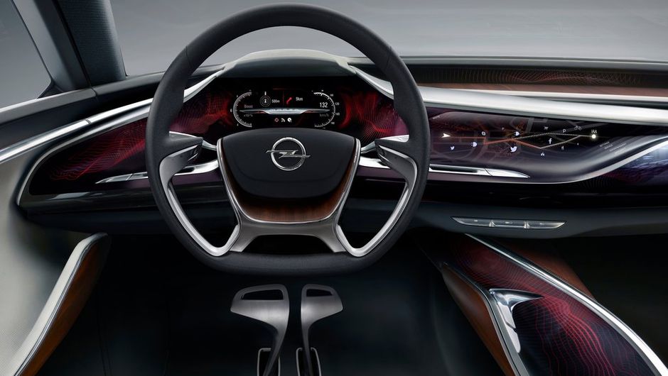 Mas &eacute; internamente que o carro-conceito mais chama a aten&ccedil;&atilde;o. No lugar de pain&eacute;is tradicionais, h&aacute; apenas um grande display, que vai de uma ponta a outra do modelo | <a href="https://beta-develop.quatrorodas.abril.com.br/saloes/frankfurt/2013/opel-monza-concept-752069." rel="migration"></a>