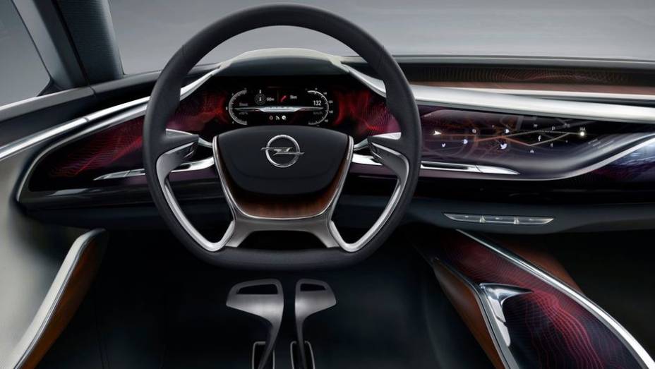 Mas &eacute; internamente que o carro-conceito mais chama a aten&ccedil;&atilde;o. No lugar de pain&eacute;is tradicionais, h&aacute; apenas um grande display, que vai de uma ponta a outra do modelo | <a href="https://beta-develop.quatrorodas.abril.com.br/saloes/frankfurt/2013/opel-monza-concept-752069." rel="migration"></a>
