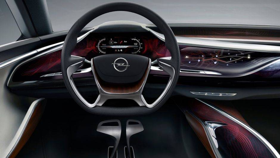 Mas &eacute; internamente que o carro-conceito mais chama a aten&ccedil;&atilde;o. No lugar de pain&eacute;is tradicionais, h&aacute; apenas um grande display, que vai de uma ponta a outra do modelo | <a href="https://beta-develop.quatrorodas.abril.com.br/saloes/frankfurt/2013/opel-monza-concept-752069." rel="migration"></a>