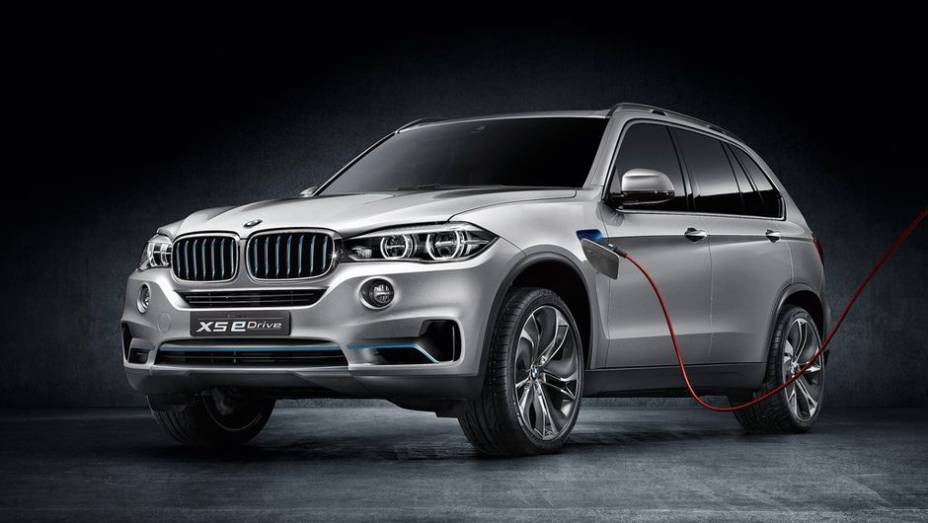 A BMW exibiu as primeiras fotos oficiais do Concept X5 eDrive, que será apresentado ao público no próximo Salão de Frankfurt | <a href="https://beta-develop.quatrorodas.abril.com.br//saloes/frankfurt/2013/bmw-concept-x5-edrive-752125.shtml" rel="migration">Leia mais</a>