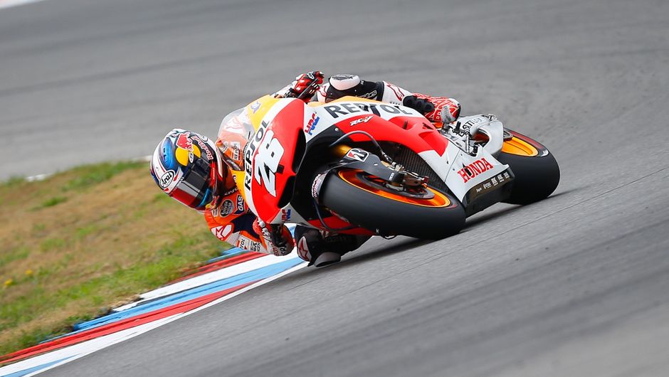...sendo acompanhado pelo seu companheiro de equipe, Dani Pedrosa, o segundo | <a href="https://beta-develop.quatrorodas.abril.com.br/moto/noticias/motogp-marquez-vence-mais-751228.shtml" rel="migration">Leia mais</a>