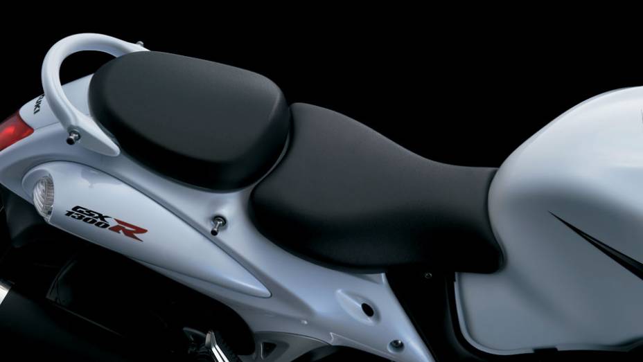 A Suzuki Hayabusa 2013 está equipada com o conhecido motor de quatro cilindros de 1.340 cm³ que desenvolve 197 cavalos de potência | <a href="https://beta-develop.quatrorodas.abril.com.br/moto/noticias/suzuki-hayabusa-2013-chega-ao-brasil-abs-751353.shtml" rel="migration">Leia mais</a>