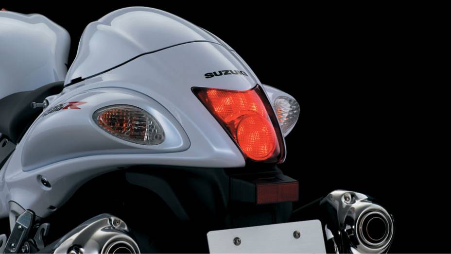 Seu torque máximo é de 15,81 mkgf a 7.200 rpm | <a href="https://beta-develop.quatrorodas.abril.com.br/moto/noticias/suzuki-hayabusa-2013-chega-ao-brasil-abs-751353.shtml" rel="migration">Leia mais</a>