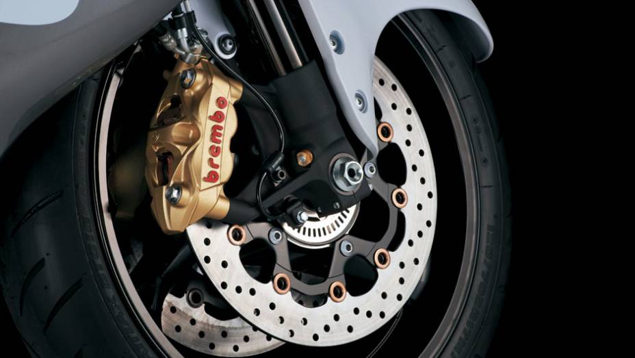 A grande novidade no modelo é, obviamente, a presença de freio que evita o travamento das rodas com pinças monobloco de montagem radial da marca Brembo | <a href="https://beta-develop.quatrorodas.abril.com.br/moto/noticias/suzuki-hayabusa-2013-chega-ao-brasil-abs-75135" rel="migration"></a>