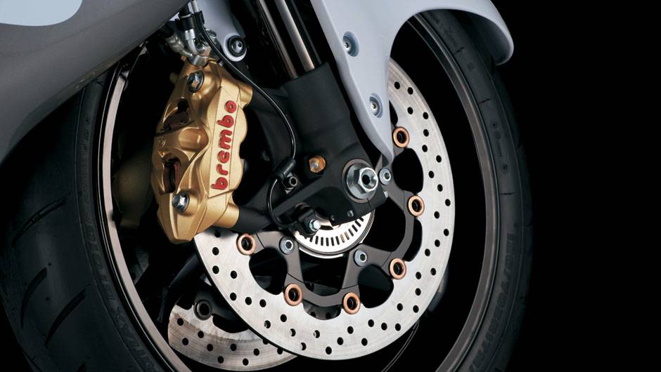 A grande novidade no modelo &eacute;, obviamente, a presen&ccedil;a de freio que evita o travamento das rodas com pin&ccedil;as monobloco de montagem radial da marca Brembo | <a href="https://beta-develop.quatrorodas.abril.com.br/moto/noticias/suzuki-hayabusa-2013-chega-ao-brasil-abs-75135" rel="migration"></a>