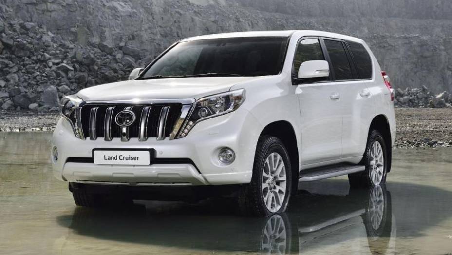 A Toyota exibiu fotos e divulgou informações oficiais sobre o modelo 2014 do SUV Land Cruiser | <a href="https://beta-develop.quatrorodas.abril.com.br/saloes/frankfurt/2013/toyota-land-cruiser-751783.shtml" rel="migration">Leia mais</a>