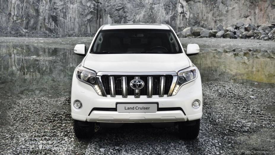 Sem alterações mecânicas, o destaque do novo Land Cruiser é o design dos faróis, agora no formato de "lágrima" | <a href="https://beta-develop.quatrorodas.abril.com.br/saloes/frankfurt/2013/toyota-land-cruiser-751783.shtml" rel="migration">Leia mais</a>