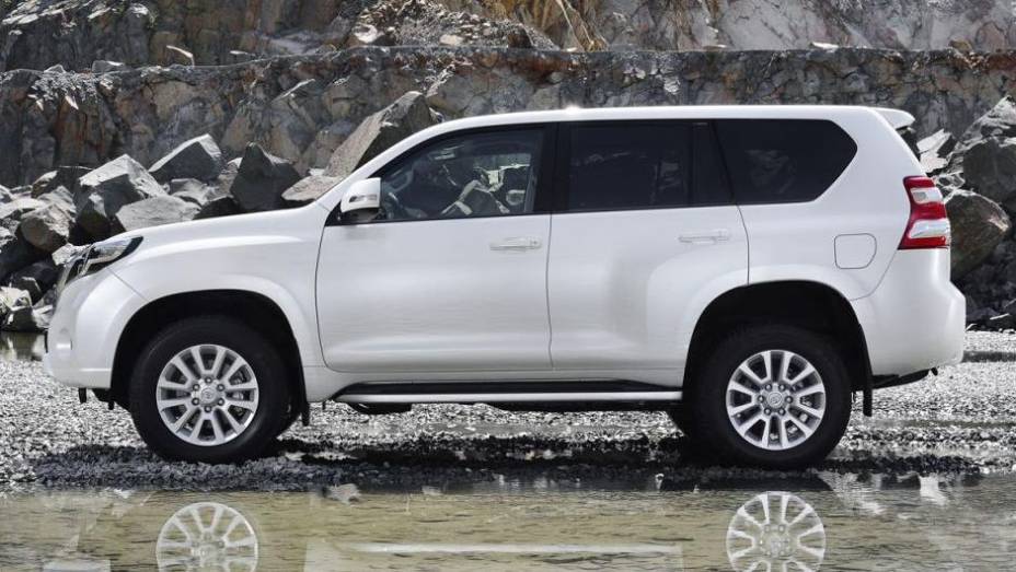 Com as alterações, a Toyota informa que o comprimento do modelo aumentou em 2 centímetros | <a href="https://beta-develop.quatrorodas.abril.com.br/saloes/frankfurt/2013/toyota-land-cruiser-751783.shtml" rel="migration">Leia mais</a>