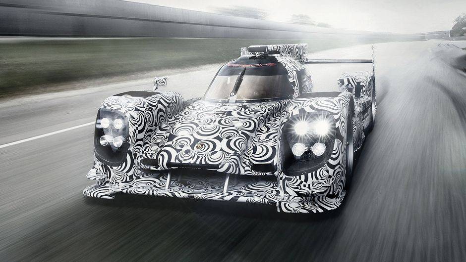 O prot&oacute;tipo, que ainda aparece com camuflagem, ser&aacute; utilizado na temporada de 2014 do Mundial de Endurance (WEC) | <a href="https://beta-develop.quatrorodas.abril.com.br/noticias/fabricantes/porsche-revela-imagens-seu-lmp1-751419.shtml" rel="migration">Leia mais</a>