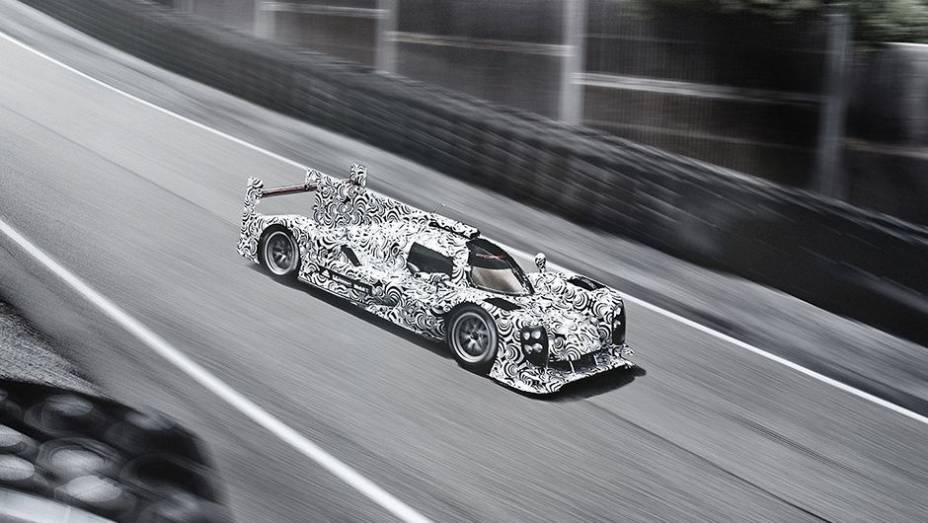 Na frente, os faróis são quádruplos | <a href="https://beta-develop.quatrorodas.abril.com.br/noticias/fabricantes/porsche-revela-imagens-seu-lmp1-751419.shtml" rel="migration">Leia mais</a>