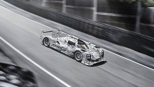 Na frente, os faróis são quádruplos | <a href="https://beta-develop.quatrorodas.abril.com.br/noticias/fabricantes/porsche-revela-imagens-seu-lmp1-751419.shtml" rel="migration">Leia mais</a> Na frente, os faróis são quádruplos | <a href="https://beta-develop.quatrorodas.abril.com.br/noticias/fabricantes/porsche-revela-imagens-seu-lmp1-751419.shtml" rel="migration">Leia mais</a>
