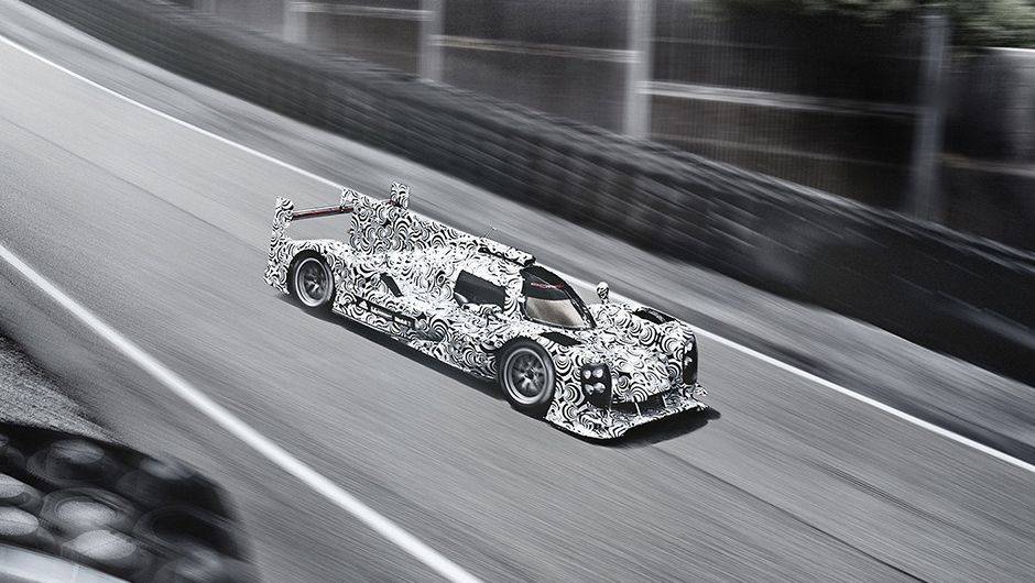 Na frente, os far&oacute;is s&atilde;o qu&aacute;druplos | <a href="https://beta-develop.quatrorodas.abril.com.br/noticias/fabricantes/porsche-revela-imagens-seu-lmp1-751419.shtml" rel="migration">Leia mais</a>